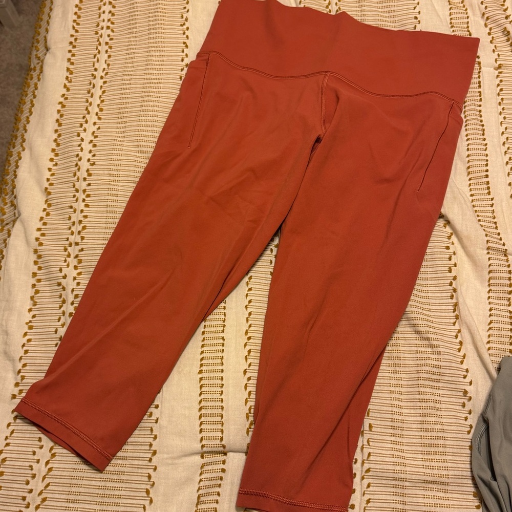 Athleta papaya Orange salutation Capri Leggings